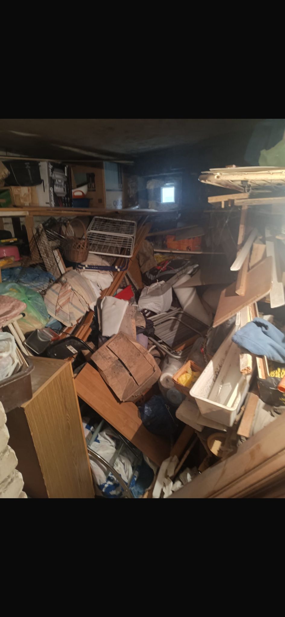 Piwnica przed sprzątaniem